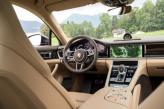 Тахометр Porsche сочетается с двумя дисплеями