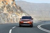 Узкая решетка радиатора и раскосые фары позволяют сразу узнать Land Rover Discovery