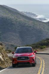 Широкая решетка радиатора Infiniti QX50 сочетается с раскосыми фарами