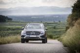 По центру решетки радиатора Mercedes-Benz GLC – большая трехлучевая звезда