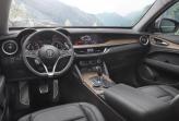 Приборы Alfa Romeo помещены в отдельные колодцы