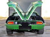 Оригинальная двухсекционная крышка капота – отличительная черта De Tomaso Mangusta
