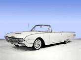 Ford Thunderbird 1961 года отличался обтекаемым дизайном
