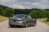 Фонари Lexus соединены хромированным молдингом