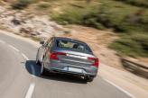 По краям кузова Volvo размещены изогнутые фонари