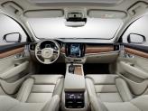 Большую часть центральной панели S90 занимает огромный дисплей