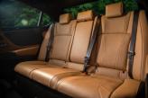На втором ряду Lexus – довольно щедрое пространство для ног