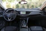 Циферблаты приборов Opel разделены цифровым спидометром