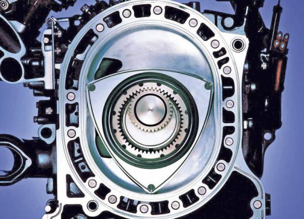Роль поршней в двигателе Ванкеля выполняет треугольный ротор, вращающийся на валу внутри цилиндра