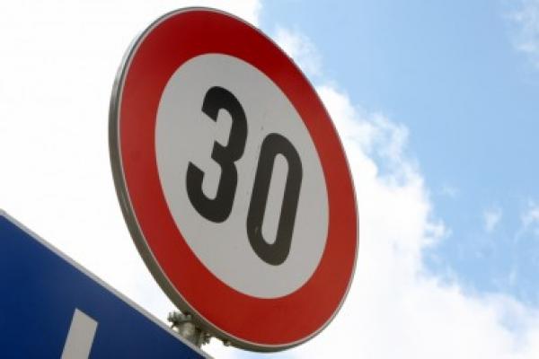 Лимит скорости по городу хотят снизить до 30 км/ч