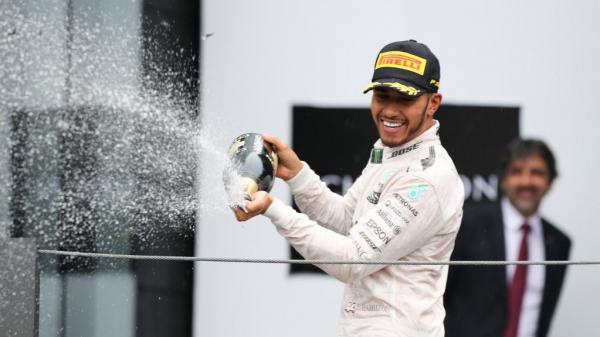 Формула-1: Льюис Хэмилтон выиграл дождевой Гран-при Бразилии