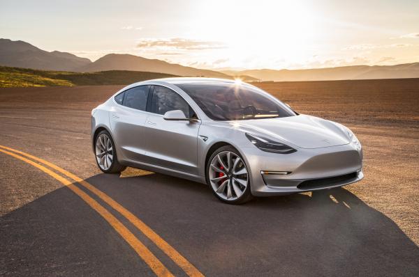 Электромобиль Tesla Model 3 поступил в производство