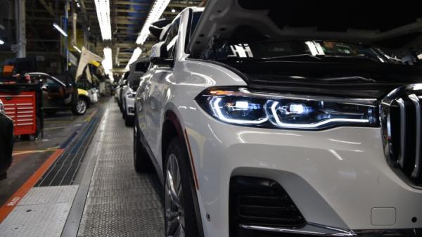 Новый BMW X7 засняли на конвейере