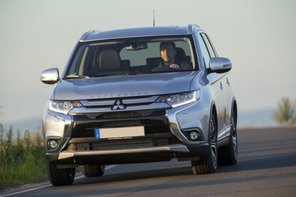 Передний бампер Mitsubishi Outlander декорирован хромом