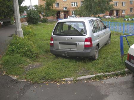 Парковка на газоне теперь выльется как минимум в 300 грн. штрафа