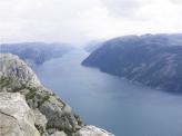 Фьорды – визитная карточка Норвегии. Их длина может превосходить ширину в десятки раз и достигать сотен километров, и тогда это чудо природы хочется назвать "морской рекой"