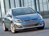 Радиаторная решетка Opel Astra украшена хромированным молдингом