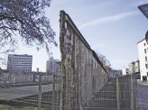Берлинскую стену обнесли сеткой, потому что жители Берлина и туристы активно разбирали ее на сувениры