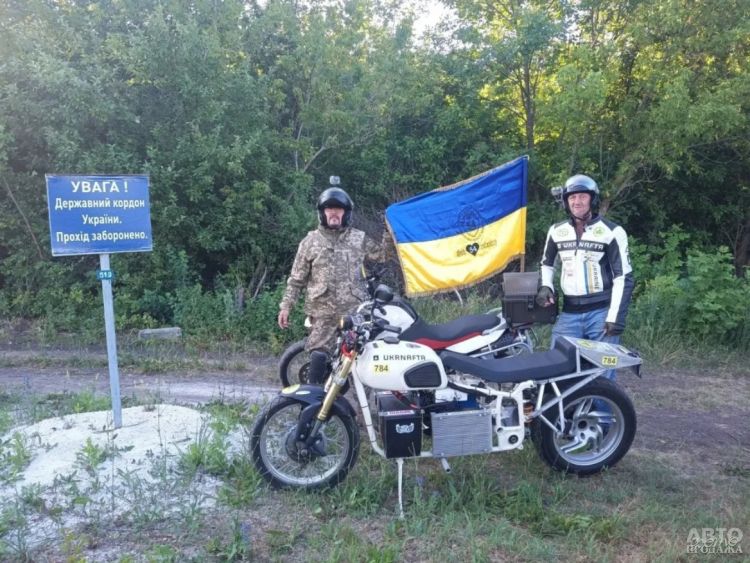 Гонщик проехал через всю Украину на электромотоцикле