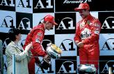 Исторический момент: после того, как Рубенс Баррикелло пропустил Михаэля Шумахера на финише, немец демонстративно отдал первую ступень подиума партнеру