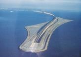 Вид с высоты птичьего полета на уникальное творение инженерной мысли – 15-километровую тоннельно-мостовую переправу через пролив Оресунд между Копенгагеном и шведским Мальме