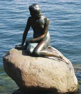Национальный символ Дании – "Русалочка". У "поклонников" она очень ценится: ей отрезают голову и руки, красят краской и сбрасывают в воду