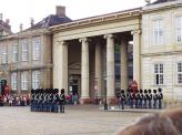 Смена караула у королевской резиденции Амалиенборг. Особенно привлекательными выглядят головные уборы гвардейцев