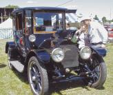 Для новой модели 1914 года Лиланд впервые в США разрабатывает серийный двигатель V8, успев успешно протестировать автомобиль перед самым началом Первой мировой войны