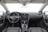 Центральная панель Volkswagen повернута к водителю