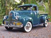 Уже в начале 40-ых годов внешне пикапы стали более походить на грузовые автомобили, в первую очередь за счет формы кабины, как на этом Studebaker