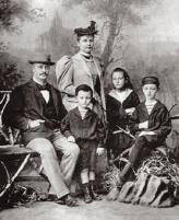 К началу ХХ века своим упорством  в достижении поставленной цели Рудольф Дизель сделал богатым не только себя, но и свою жену и троих детей