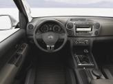 Комбинация приборов, руль, переключатели на центральной консоли знакомы по многим Volkswagen