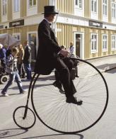 Le Grand Bi – модный в конце XIX века "пенни-фартинг", то есть, велосипед, у которого диаметр переднего колеса в пять раз больше диаметра заднего – приносит Арману Пежо первый успех