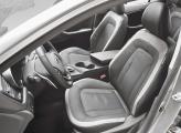 Передние сиденья обладают хорошей боковой поддержкой, а водительское кресло оснащено электроприводом во всех Kia Magentis