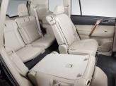 Toyota Highlander доступен в семиместном варианте с тремя рядами сидений