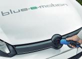 Гнездо для зарядки аккумуляторов спрятано за логотипом Volkswagen на "носу"