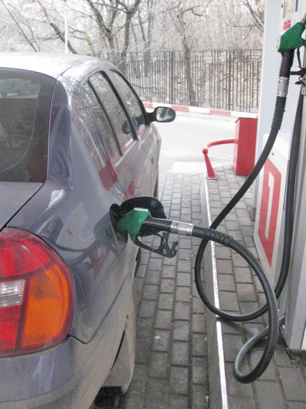 Заправкам официально разрешили поднять стоимость топлива