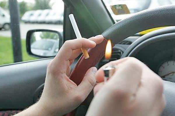  Курение за рулем может стать причиной ДТП
