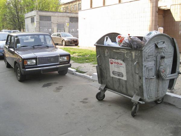 Стоянка возле мусорных контейнеров ближе 5 м запрещена