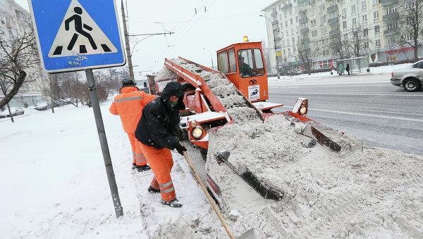 В КГГА решили привлечь эвакуаторы для автомобилей, мешающих очистке снега