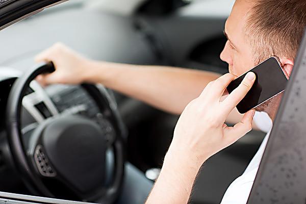 ГАИ напомнила водителям об ответственности за разговоры по телефону