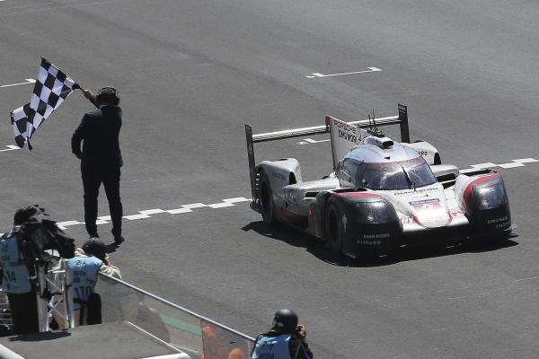 Porsche побеждает в Ле-Мане третий раз подряд