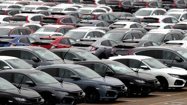 Рынок новых автомобилей в январе серьезно упал
