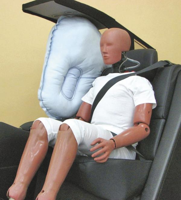 Подушка безопасности расположена в консоли между задними сиденьями