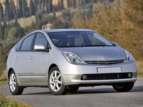 Модели Toyota отзывают для замены ковриков в салоне