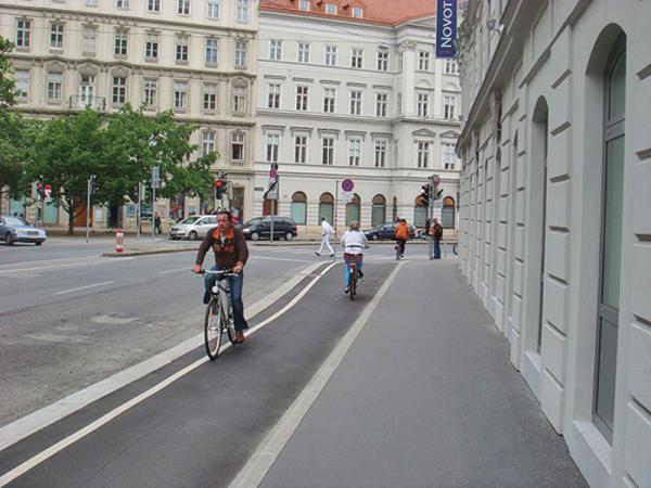 По таким дорожкам ездят велосипедисты в Европе. Появятся ли они и у нас