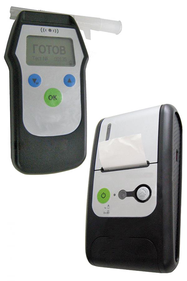 Алкотестер состоит из двух приборов: одним измеряются показания алкоголя в выдохе водителя, а вторым распечатываются результаты проверки