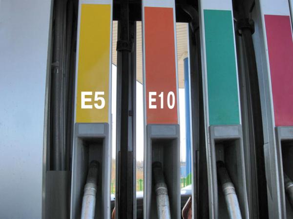 Новому бензину придумали название Е10 