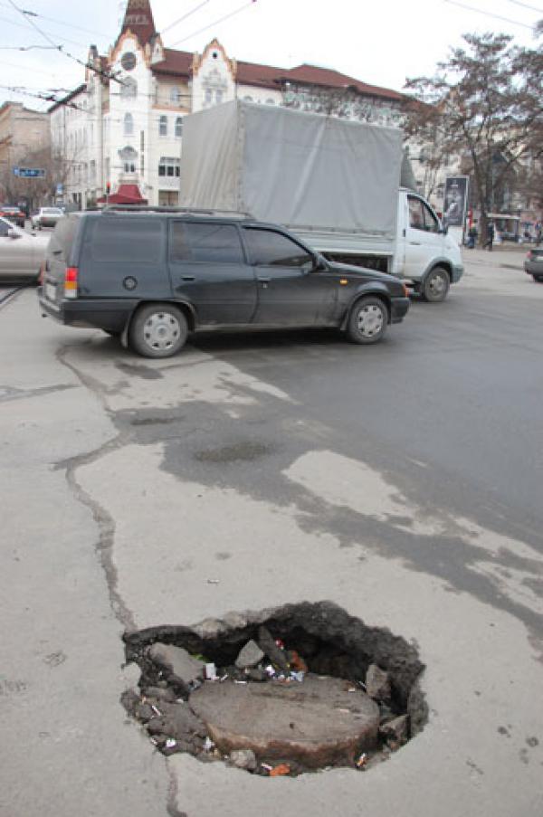 Киев намерен избавиться от металлических люков на дорогах