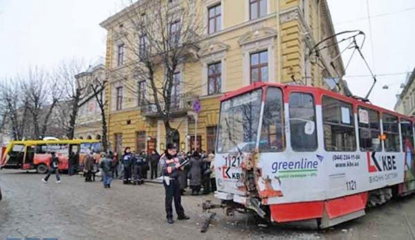 Во Львове произошло столкновение трамвая и автобуса